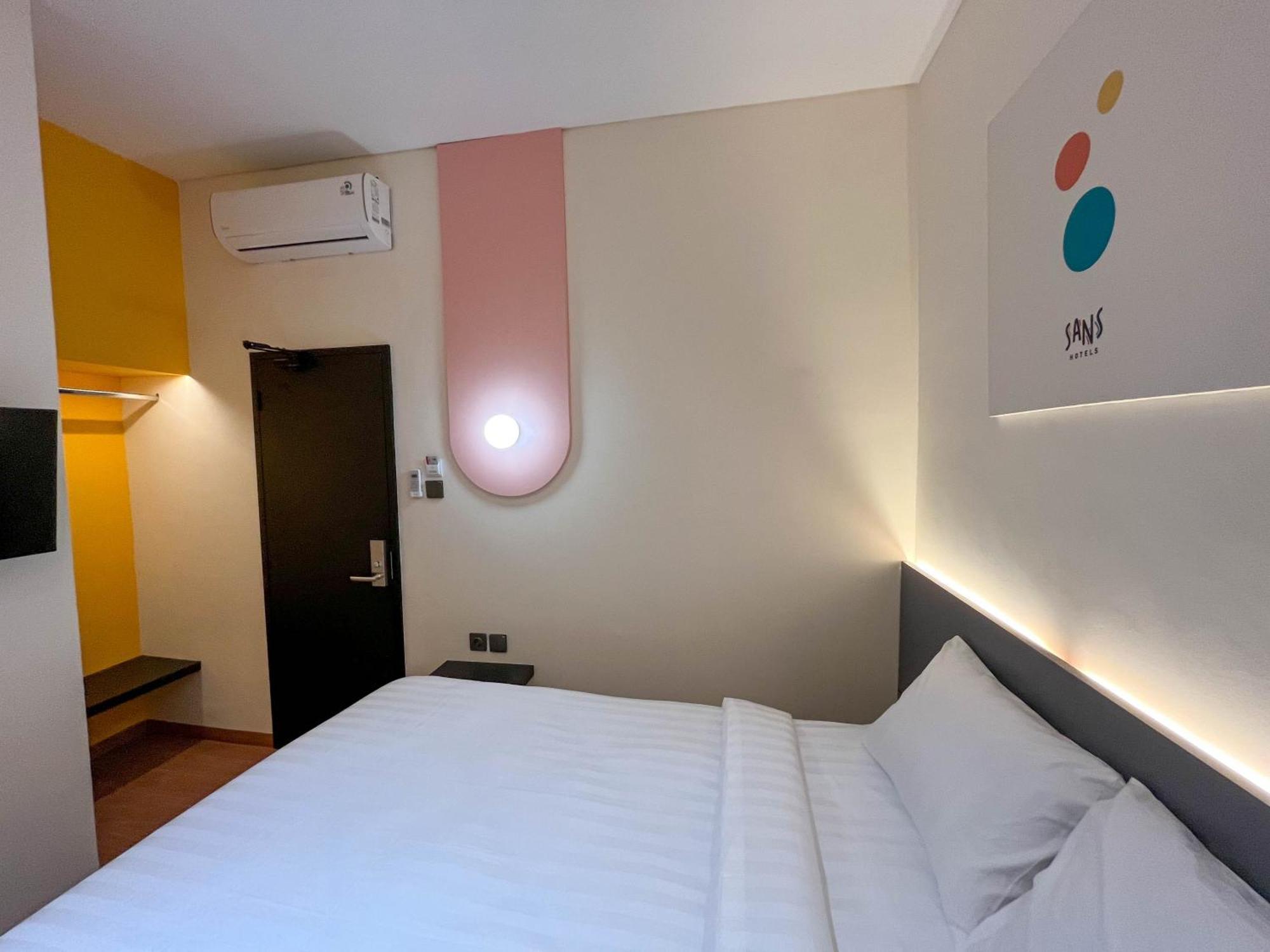 Sans Hotel Premiere Majapahit Semarang Exterior photo