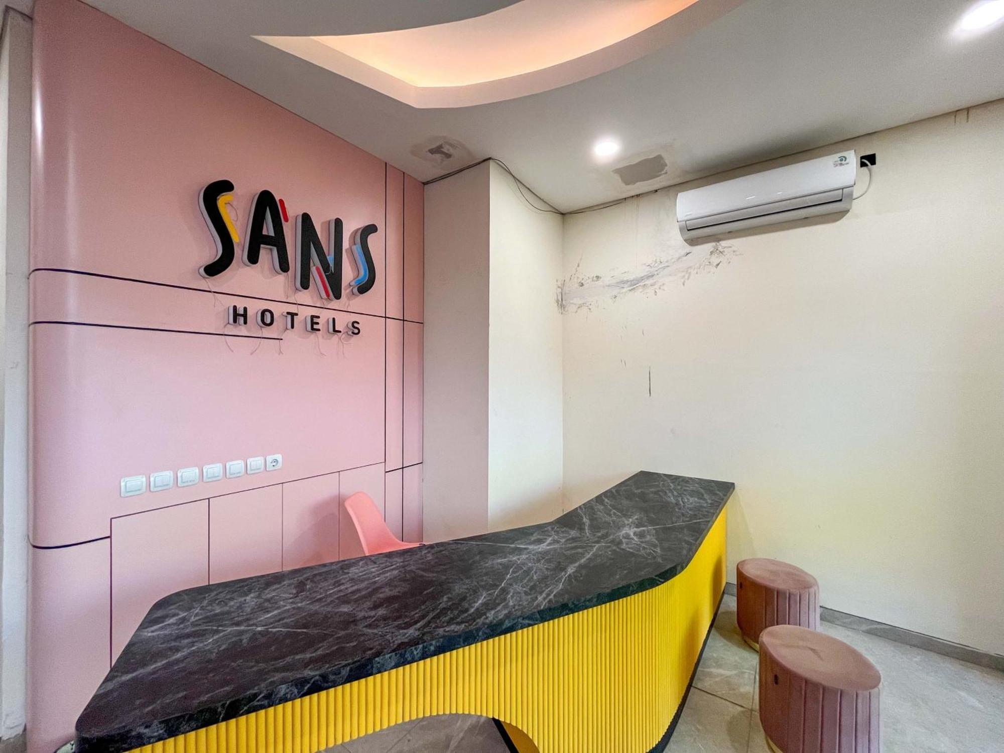 Sans Hotel Premiere Majapahit Semarang Exterior photo